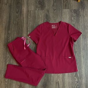 Size M magenta Figs scrub set